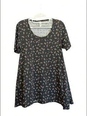LuLaRoe Perfect T Black Short Sleeve Scoop Neck Floral Tunic - XS runs big